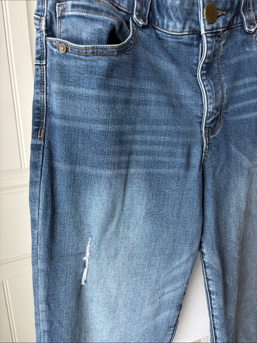 Democracy Women's Medium Blue Skinny Jeans with Light Distressing - Picture 4 of 6